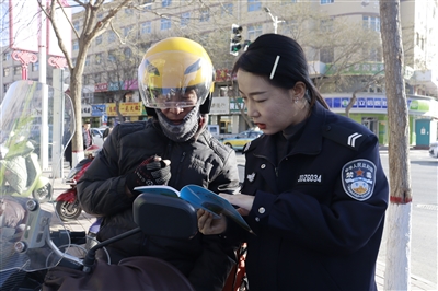 12月3日，西吉縣禁毒辦組織禁毒志愿者來到金三角廣場，向群眾發放宣傳資料，用通俗易懂的語言詳細介紹麻精藥品、新精神活性物質等新型毒品的危害。
    本報通訊員 季登飛 張夢瑤 攝