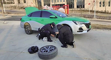 1月14日，彭陽法院法警幫出租車司機更換輪胎。