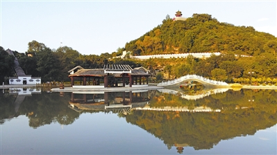 <p>　　　　臥龍山公園一景。</p>