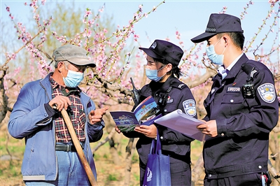     公安民警田間地頭講解防詐知識。<br/>　　（圖片由受訪單位提供）