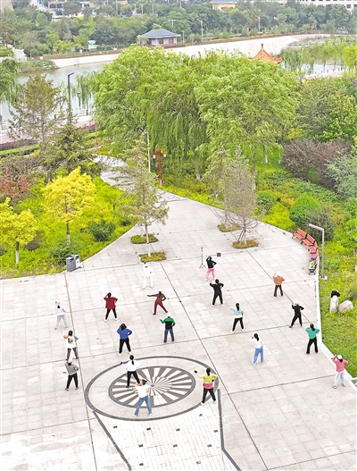     清水河流過固原市原州區，河道兩岸生態優美，成為市民的休閑場所。